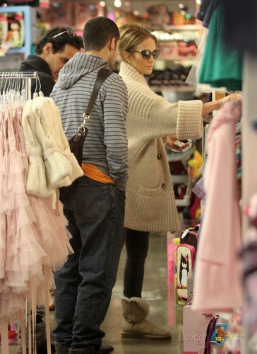 Jennifer & Marc Shopping at Kitson Kids 12/22/10