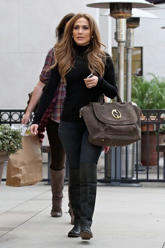  Jennifer Shopping on L.A. 12/23/10