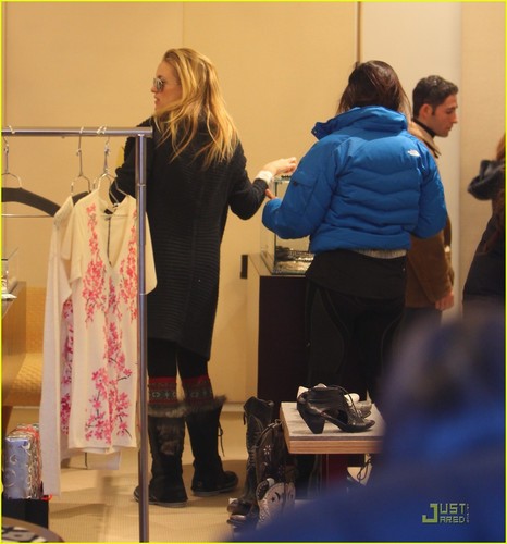  Kate Hudson: krisimasi Shopping with Matt Bellamy!