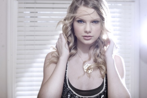 Taylor Swift - Photoshoot #078: Q (2009)