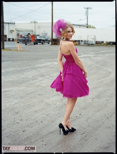  Taylor pantas, swift - Photoshoot #087: Elle (2009)