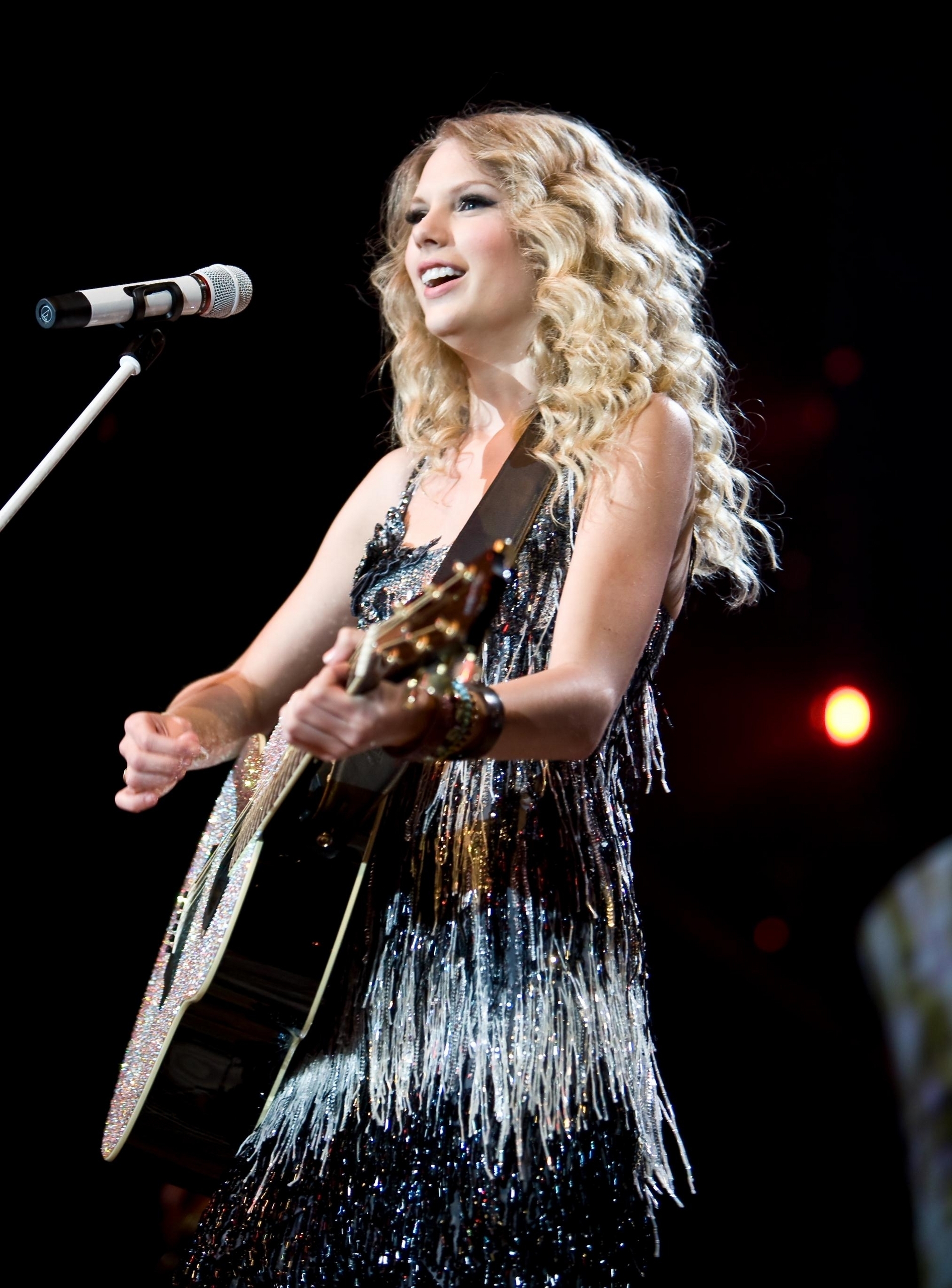 Taylor Swift - Photoshoot #101: Fearless Tour (2009) - Anichu90 Photo (17989280) - Fanpop