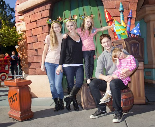  2010-12-28 Peter Facinelli and family visit Disneyland Park