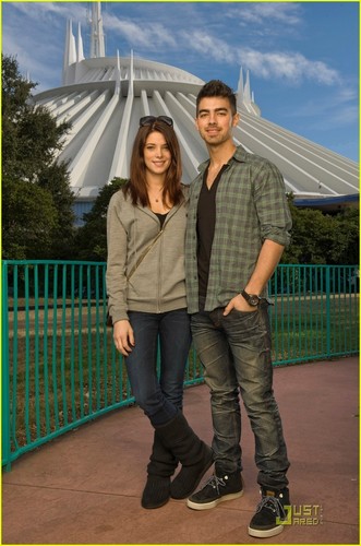  Ashley Greene & Joe Jonas: Magic Kingdom Couple!