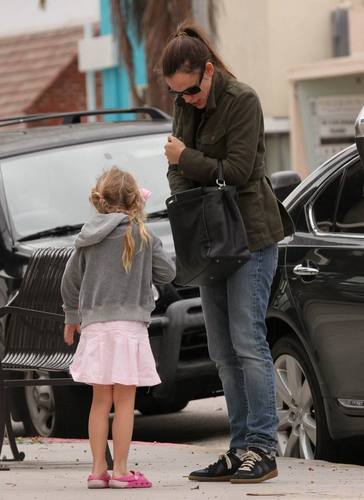  Jen & violet out & about in L.A. 12/23/10