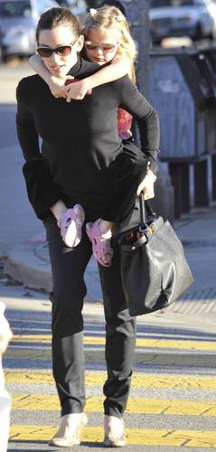  Jennifer Garner Munches on Menchies with фиолетовый