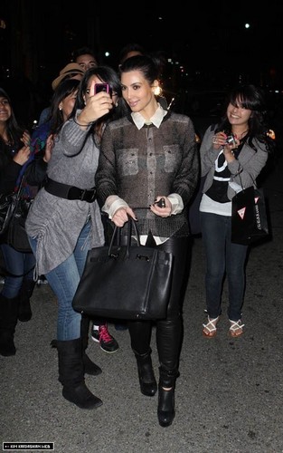  Kim goes shopping with a friend in Beverly Hills on Boxing 日 12/26/10