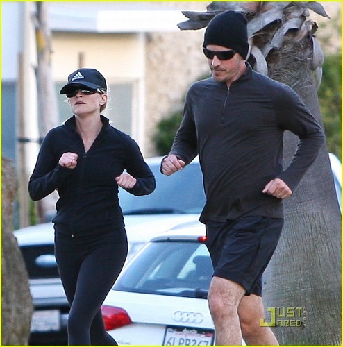  Reese Witherspoon: Jogging with Jim Toth