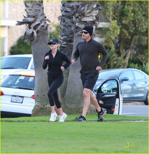  Reese Witherspoon: Jogging with Jim Toth