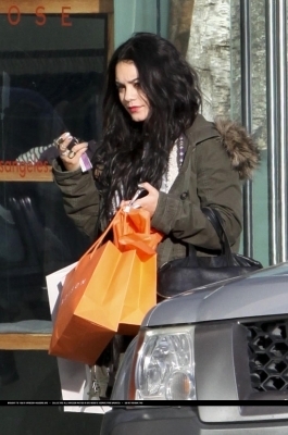  Vanessa out in Melrose Avenue