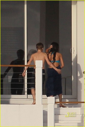  CAUGHT: Selena Gomez&Justin on a romantic vaca!!<3-The Caribbean