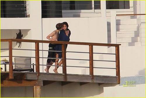 CAUGHT:Selena&Justin on a romantic vaca <3 -The Caribbean