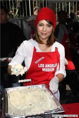  jennifer love hewitt hosts christmas eve at the los angeles mission