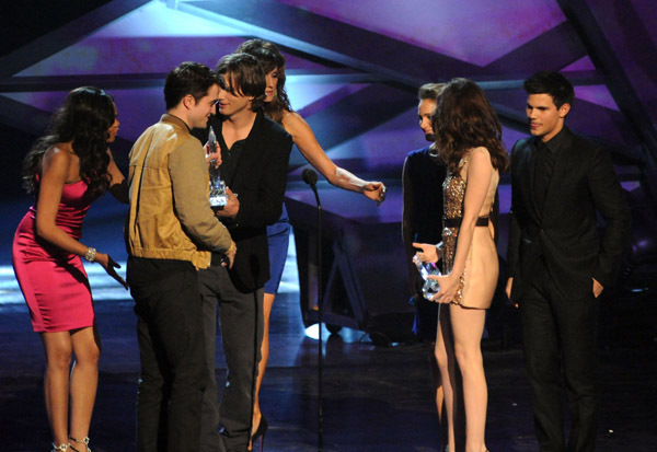 2011 People's Choice Awards - Robert Pattinson & Kristen 600x413