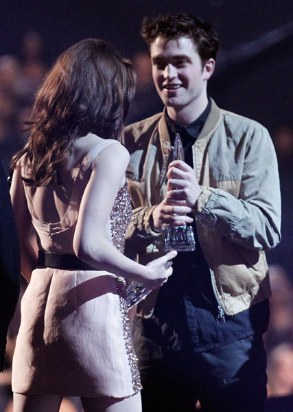 2011 People's Choice Awards - Robert Pattinson & Kristen 427x600