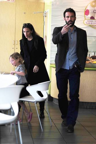  Jen & Ben out in Santa Monica with 紫色, 紫罗兰色 1/6/11