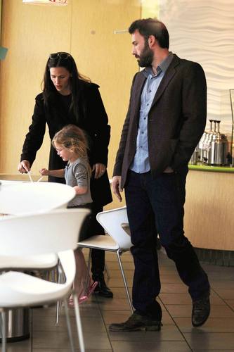 Jen & Ben out in Santa Monica with Violet 1/6/11