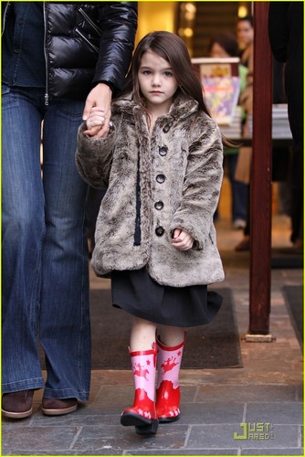 Katie & Suri out & about in Vancouver 1/7/11