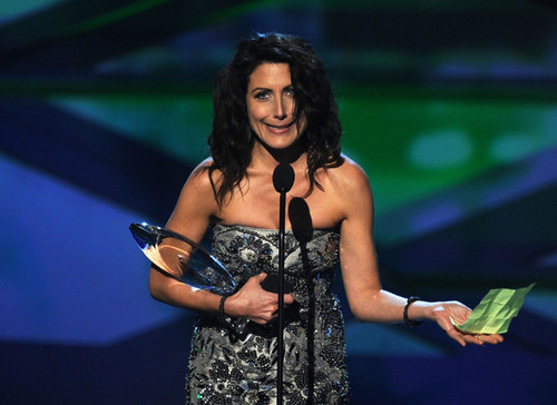  Lisa Edelstein Accepting the 2011 People's Choice Award for Favourite TV Drama Actress