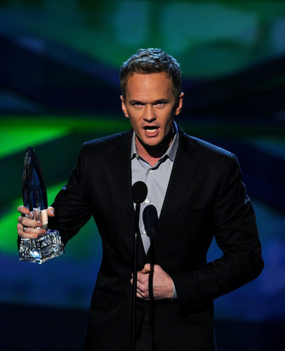  Neil Patrick Harris Accepting the 2011 People's Choice Award for Favourite TV Comedy Actor