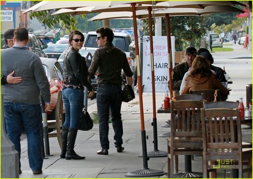  Nick Jonas & Joe Jonas: Lunch encontro, data with Samantha Barks (07.01.2011)