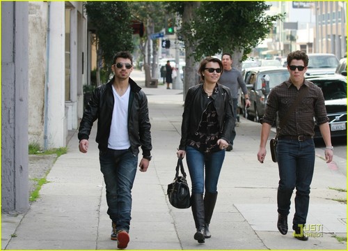  Nick Jonas & Joe Jonas: Lunch ngày with Samantha Barks (07.01.2011)