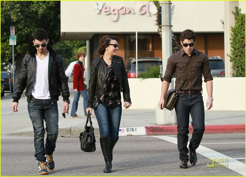  Nick Jonas & Joe Jonas: Lunch petsa with Samantha Barks (07.01.2011)