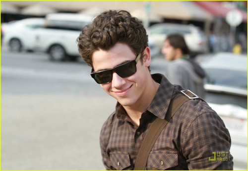  Nick Jonas & Joe Jonas: Lunch تاریخ with Samantha Barks (07.01.2011)