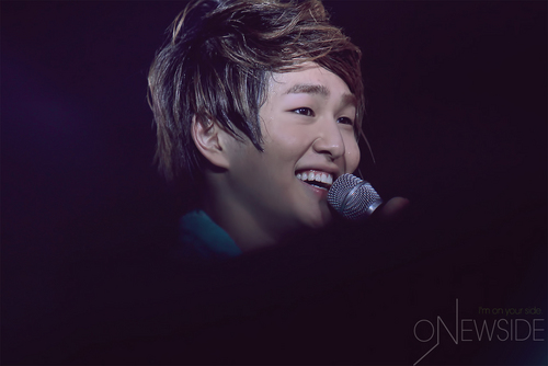  Onew at SHINee The 1st концерт in Korea 110101