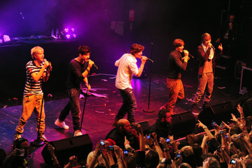  1D = Heartthrobs (Performing Live) 100% Real :) x