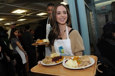 Eliza Dushku & Rick Fox Serve Meals To Homeless (Nov.2010)