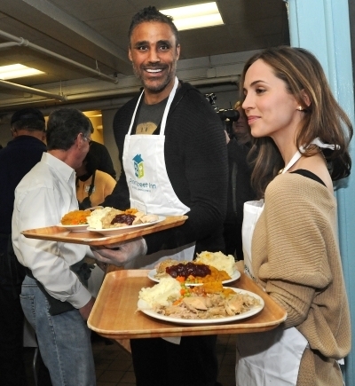 Eliza Dushku & Rick Fox Serve Meals To Homeless (Nov.2010)