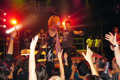  Jeremy Renner Performs with Steel panther, harimau kumbang - 2010