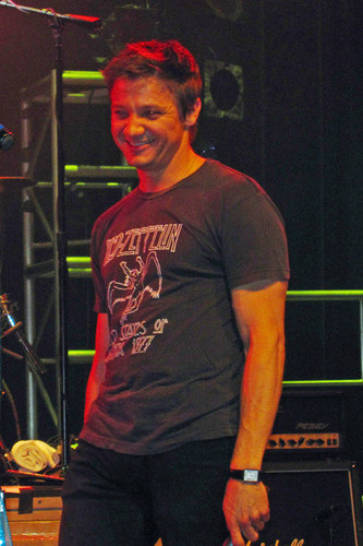  Jeremy Renner Performs with Steel panthère - 2010