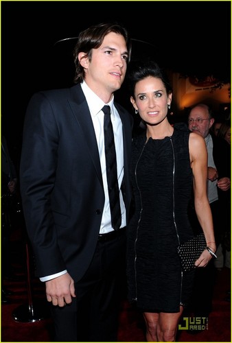  Ashton Kutcher: 'No Strings Attached' Premiere with Demi Moore!