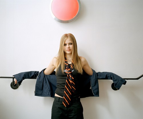  Avril Lavigne - Photoshoot #008: Under the बिस्तर (2002)