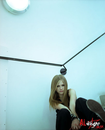  Avril Lavigne - Photoshoot #008: Under the katil (2002)