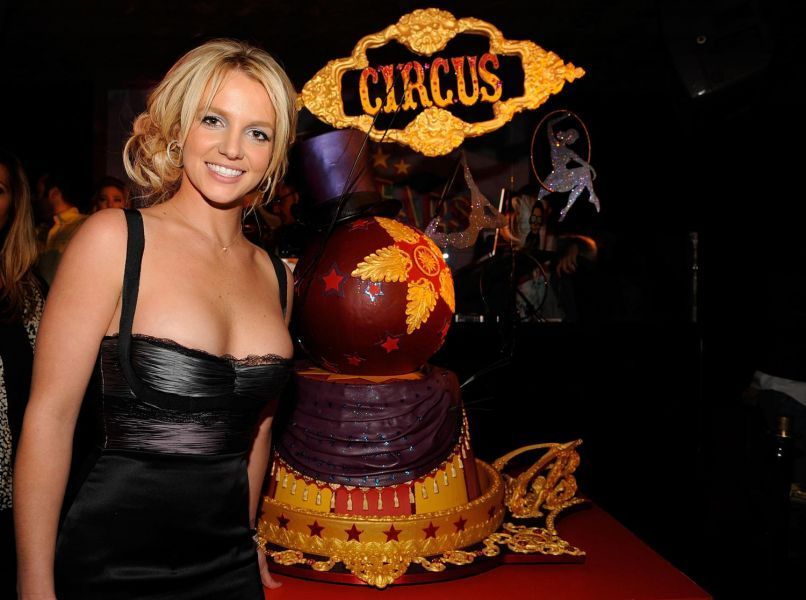 Britney-celebraties-her-27th-birthday-party-at-Tenjune-2008-britney-spears-18488636-806-600.jpg