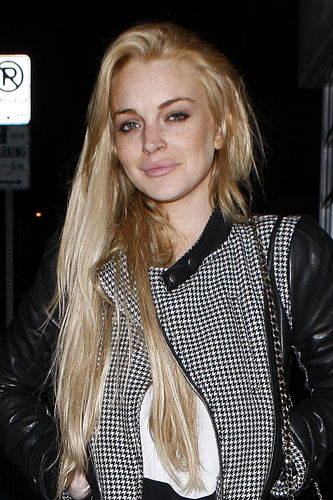  Lindsay Lohan enjoys a night out with 老友记 at Hal's Bar and Grill in Venice, California