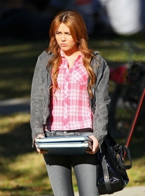 Miley on set "So Undercover"