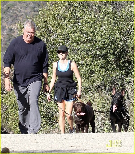 Reese Witherspoon Takes a Hike!
