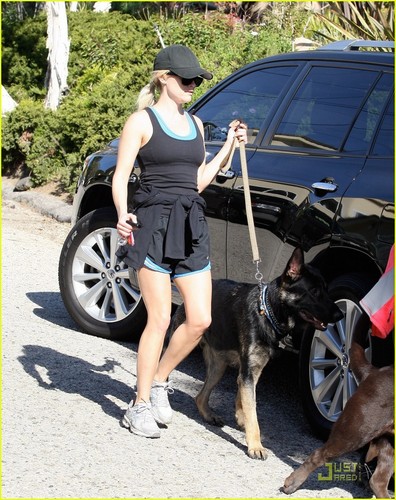  Reese Witherspoon Takes a Hike!