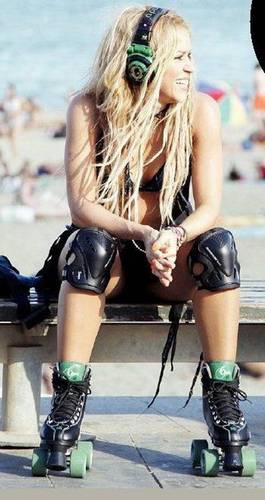 Shakira showed on rollerblading everything !!!