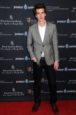  Andrew at BAFTA Awards چائے Party - Arrivals (1/15/11)