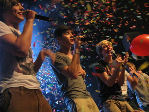  Funny Louis, Hot Zayn, Cutie Niall, Flirty Harry & Goregous Liam Performing Live At Gay 100% Real :)