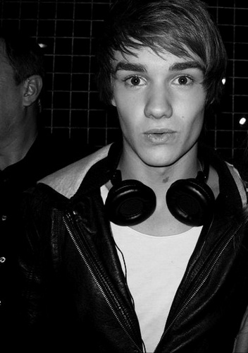  Goregous Liam (I Can't Help Falling In 사랑 Wiv U) 100% Real :) x