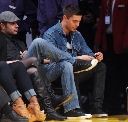  Zac Efron Watching 篮球 Game In Los Angeles 2011