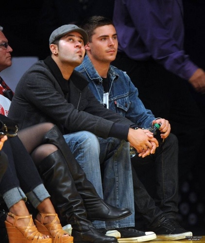  Zac Efron Watching बास्केटबाल, बास्केटबॉल, बास्केट बॉल Game In Los Angeles 2011