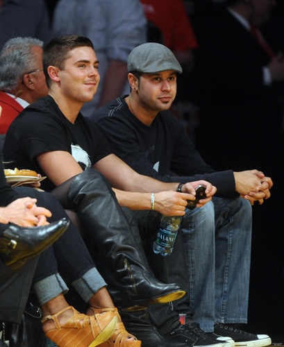  Zac Efron Watching баскетбол Game In Los Angeles 2011