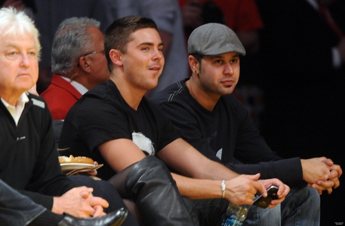  Zac Efron Watching baloncesto Game In Los Angeles 2011